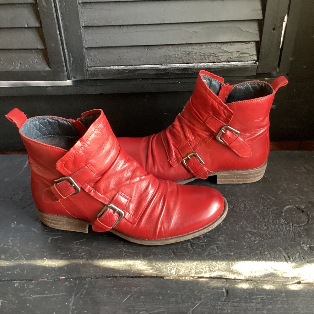 MIZ MOOZ RED LEATHER SASSY CUTE ANKLE BOOTS 9